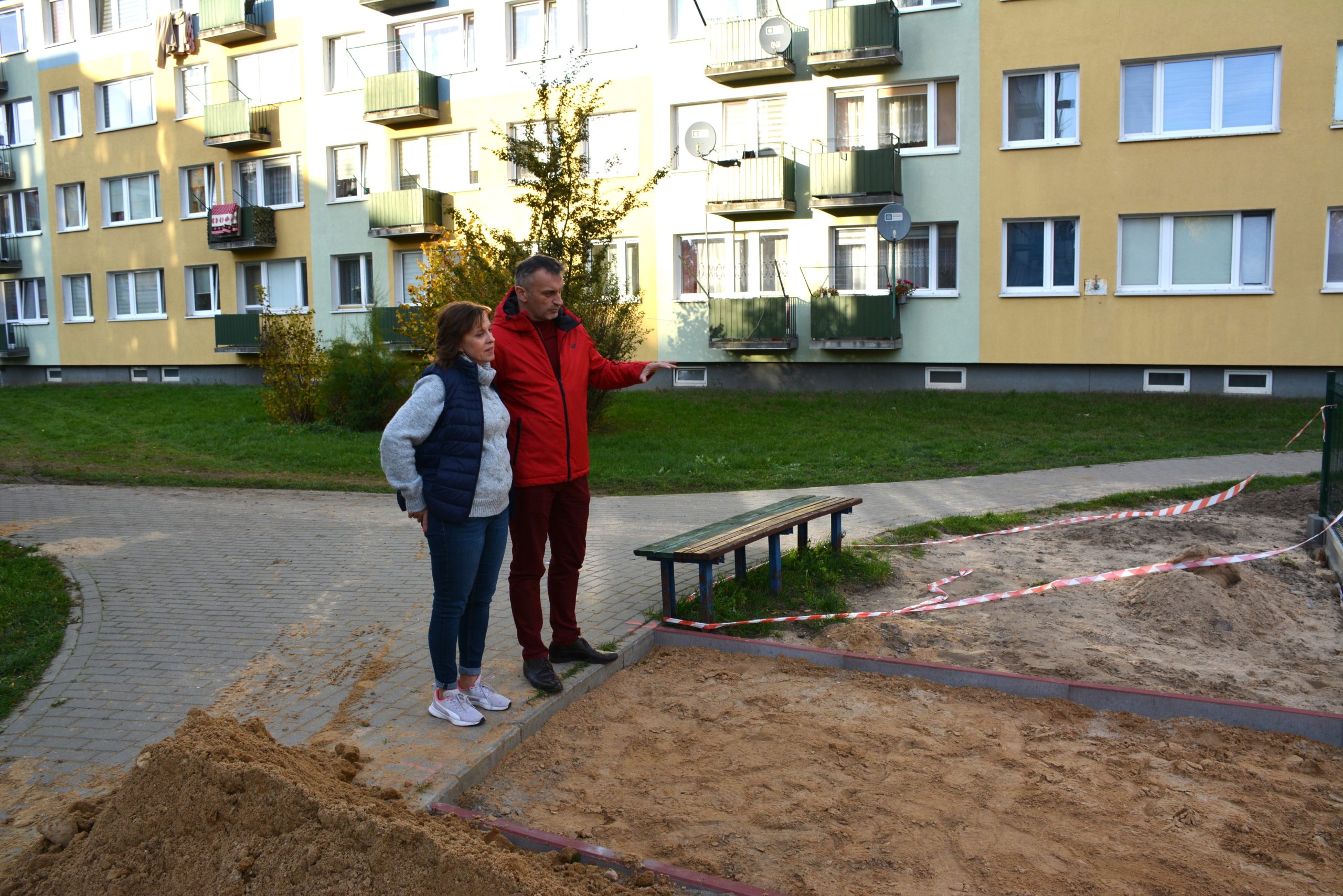 Burmistrz wraz z radną Joanną Szewczykowską doglądają prac budowy.