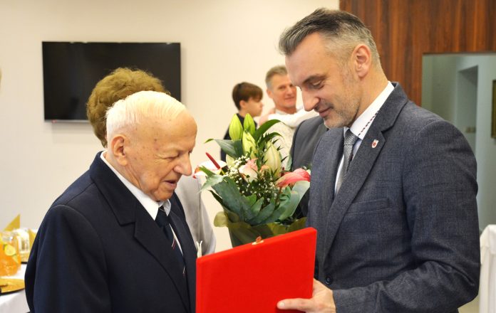 Na zdjęciu jubilat Tadeusz Kalinowski oraz Burmistrz Jarosław Perzyński wręczający okolicznościową paterę.
