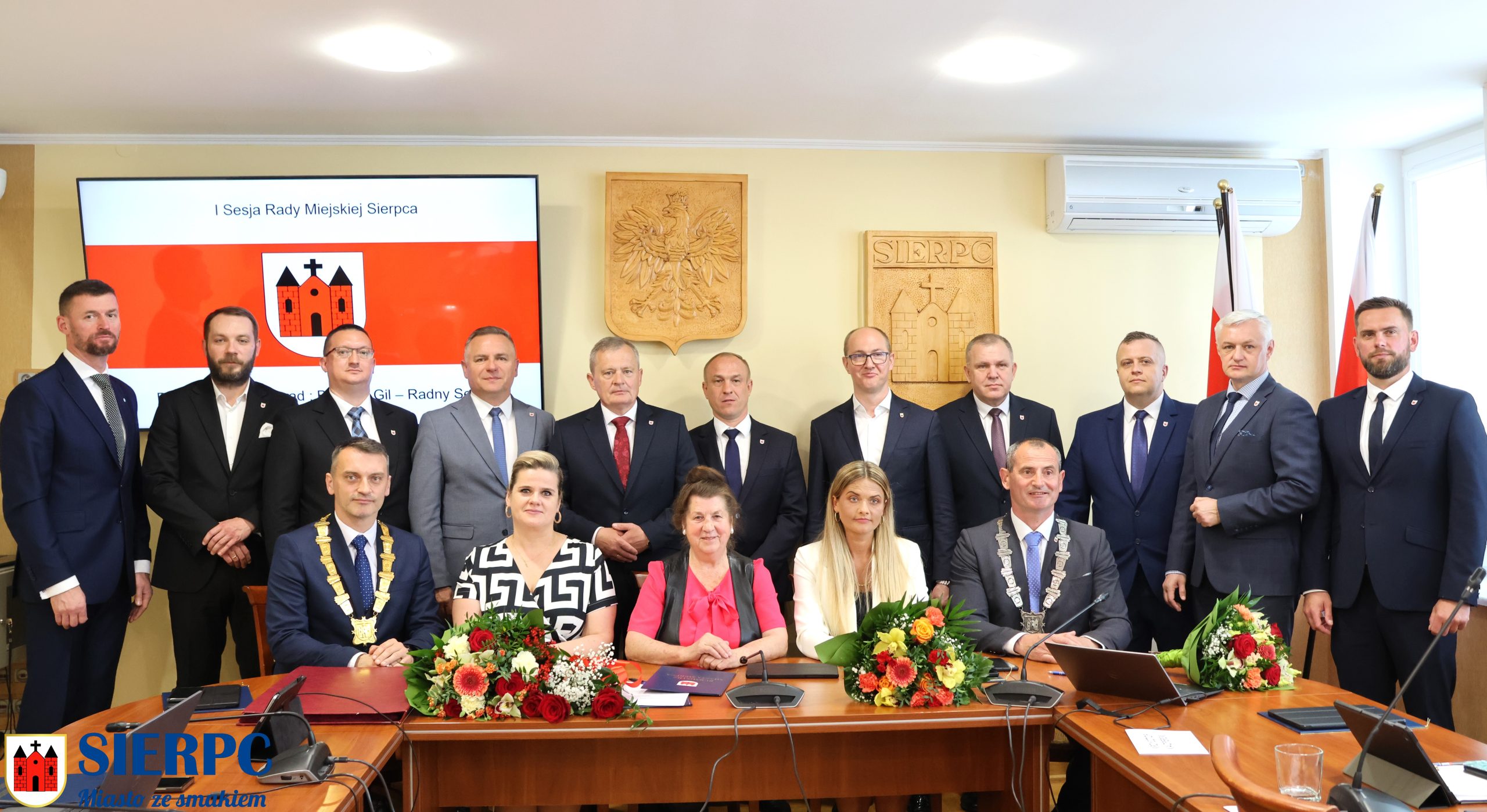 Grupowe zdjęcie Radnych Rady Miejskiej Sierpca wraz Burmistrzem oraz Zastępcą Burmistrza.