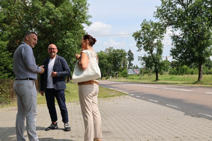 Na zdjęciu widoczne 3 osoby rozmawiające nt. remontu ul. Głowackiego.