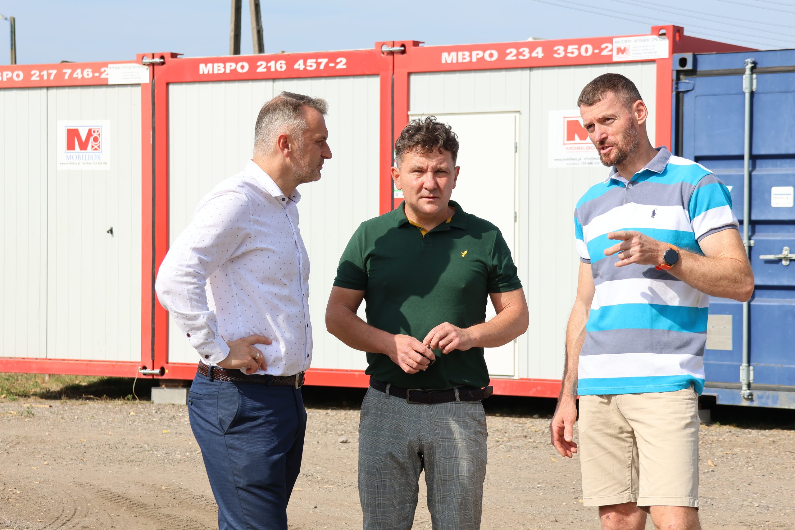 Burmistrz Jarosław Perzyński, Tomasz Sulkowski Cżłonek Rady Nadzorczej oraz Krzysztof Skrzyński na placu budowy przy ul. Dworcowej w Sierpcu.