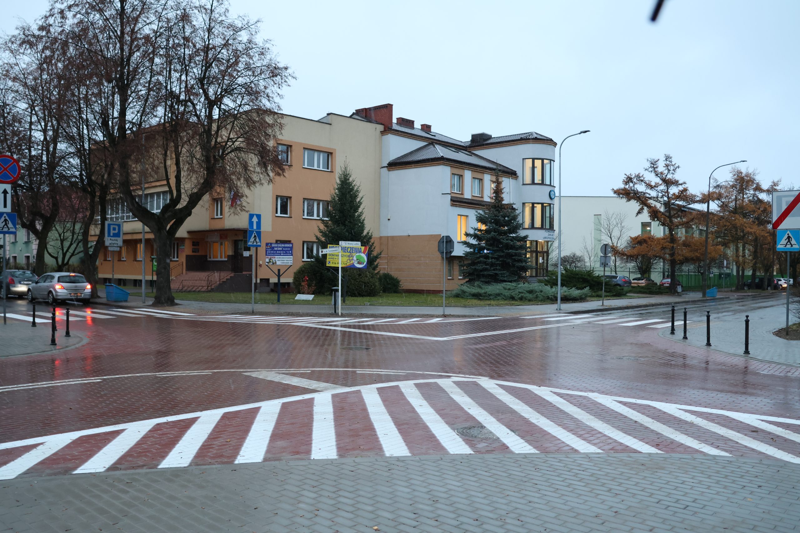 Wyremontowane skrzyżowanie ulic: Wiosny Ludów z Braci Tułodzieckich. W celu poprawy bezpieczeństwa pieszych, skrzyżowanie zostało wyniesione o kilka centymetrów.