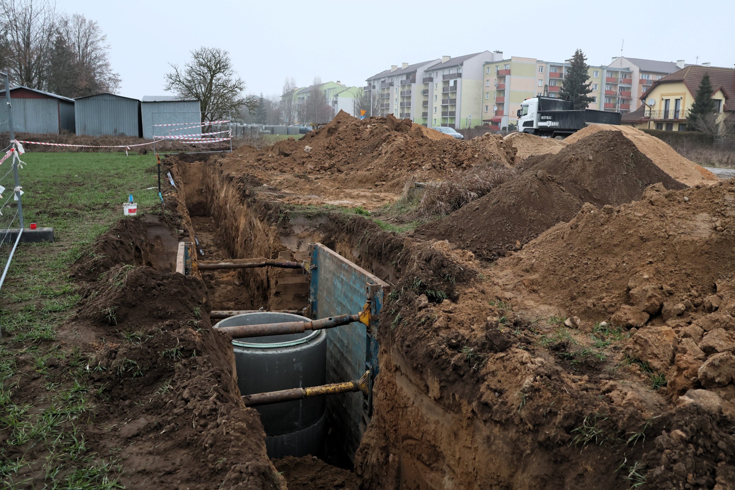 Prace ziemne związane z budową kanalizacji deszczowej w ul. Witosa.