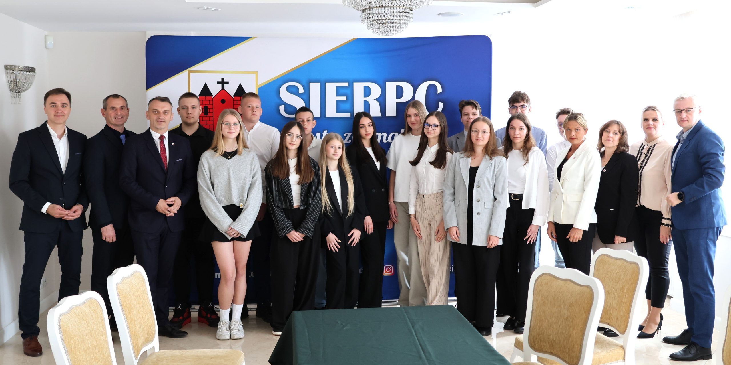 Grupowe zdjęcie Młodzieżowej Rady Miejskiej Sierpca wraz z Burmistrzami i radnymi Rady Miejskiej Sierpca.