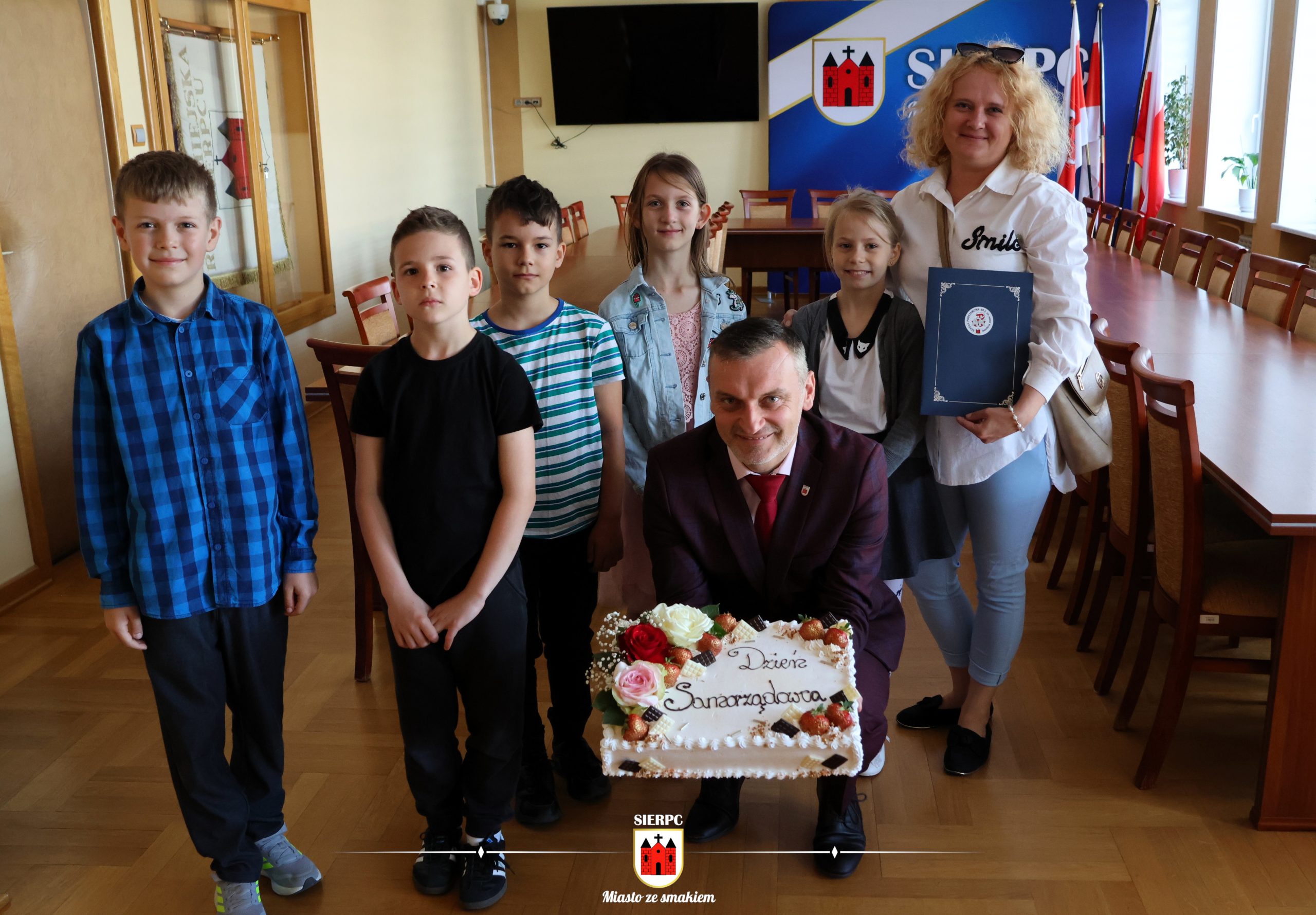 Na zdjęciu widoczny Burmistrz Miasta Sierpca z dziećmi oraz tortem okolicznościowym.