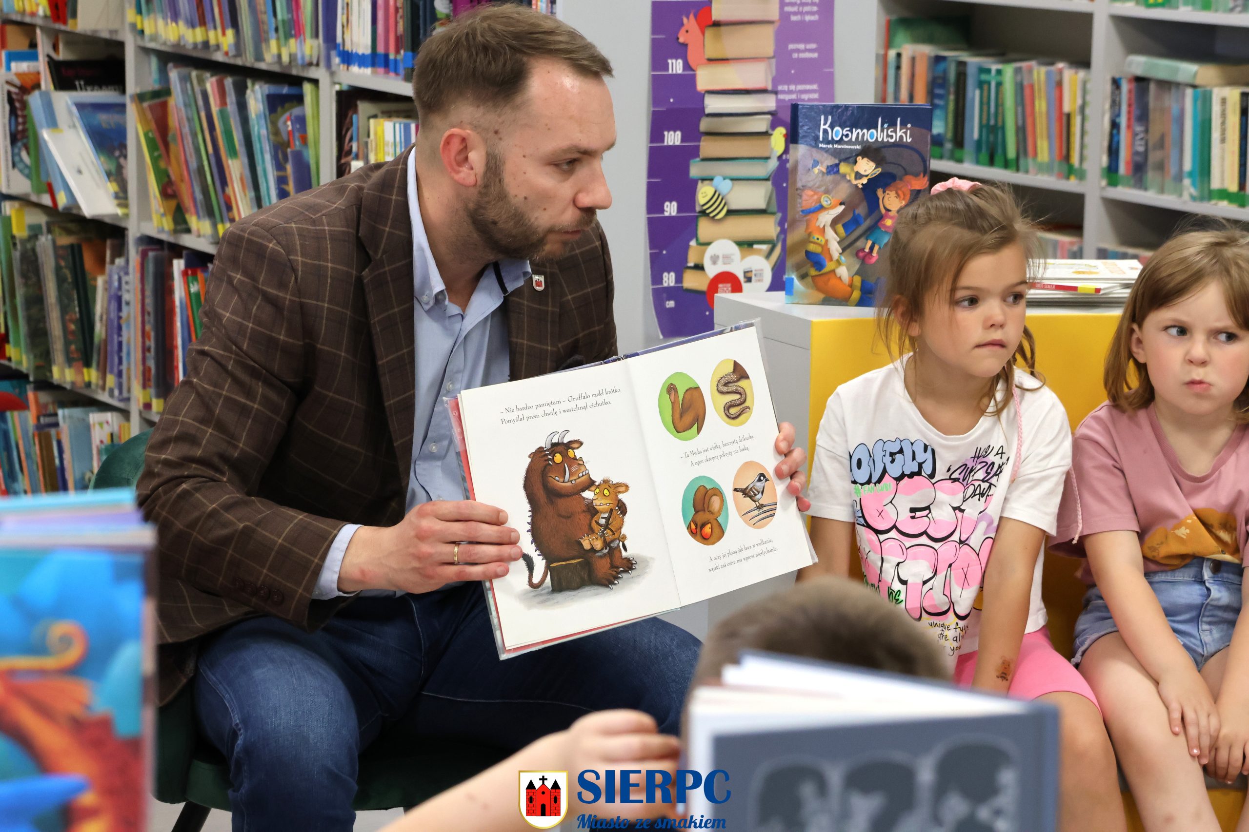 Zdjęcie przedszkolaków w Miejskiej Bibliotece im. Z. Nałkowskiej w Sierpcu z Zastępcą Burmistrza Miasta Sierpca Piotrem Nowakowskim.