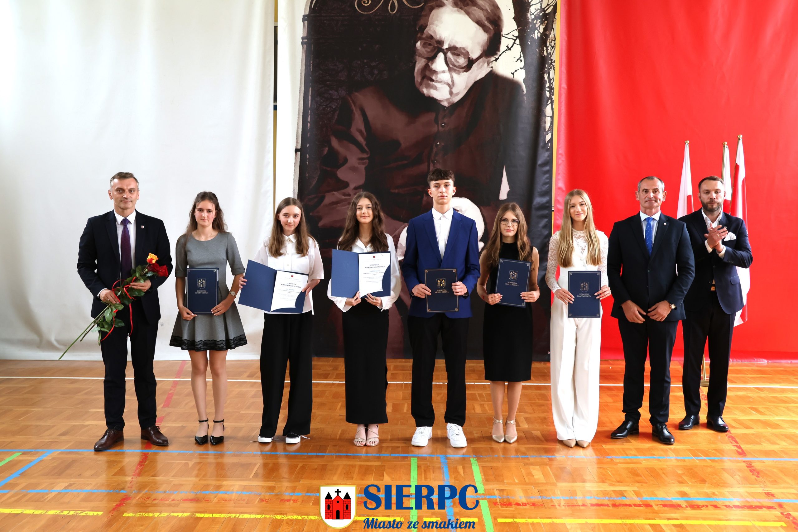 Uczniowie nagrodzeni Nagrodami Burmistrza w Szkole Podstawowej nr 3 im. ks. Jana Twardowskiego w Sierpcu.