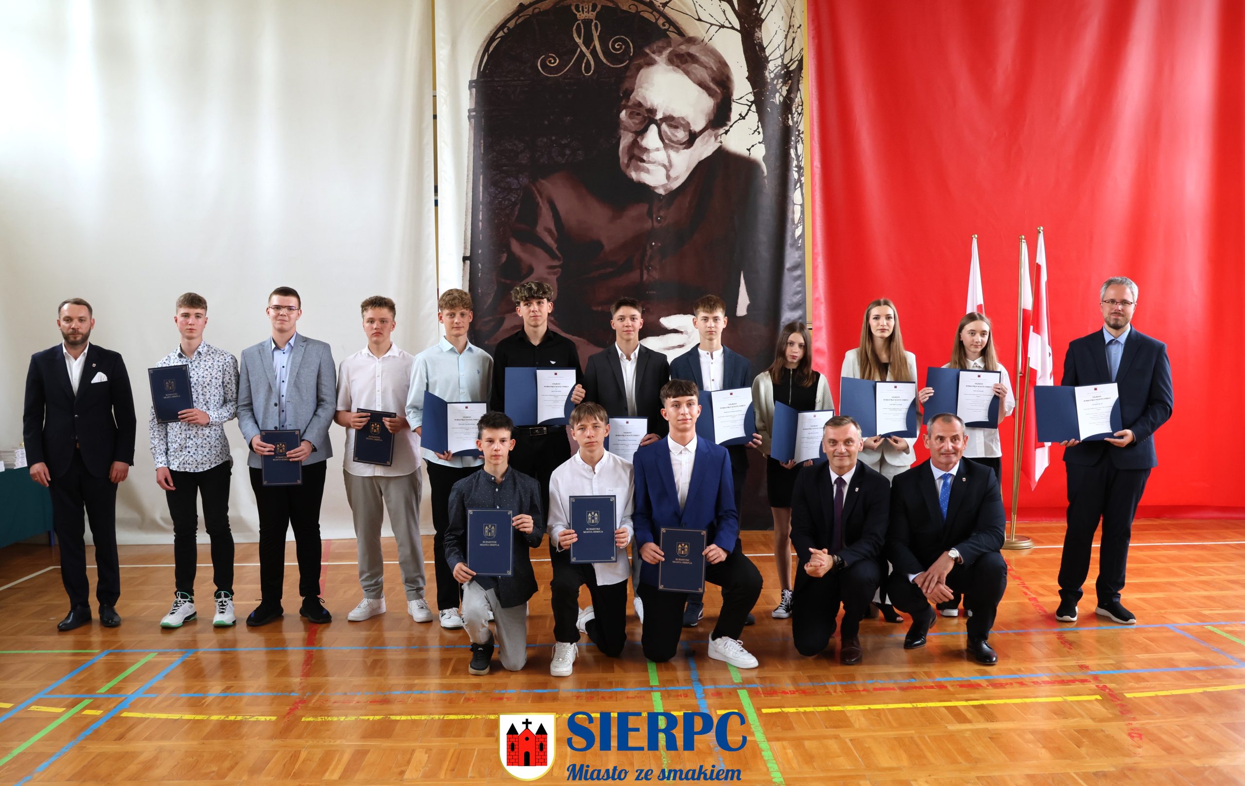 Uczniowie nagrodzeni Nagrodami Burmistrza w Szkole Podstawowej nr 3 im. ks. Jana Twardowskiego w Sierpcu.