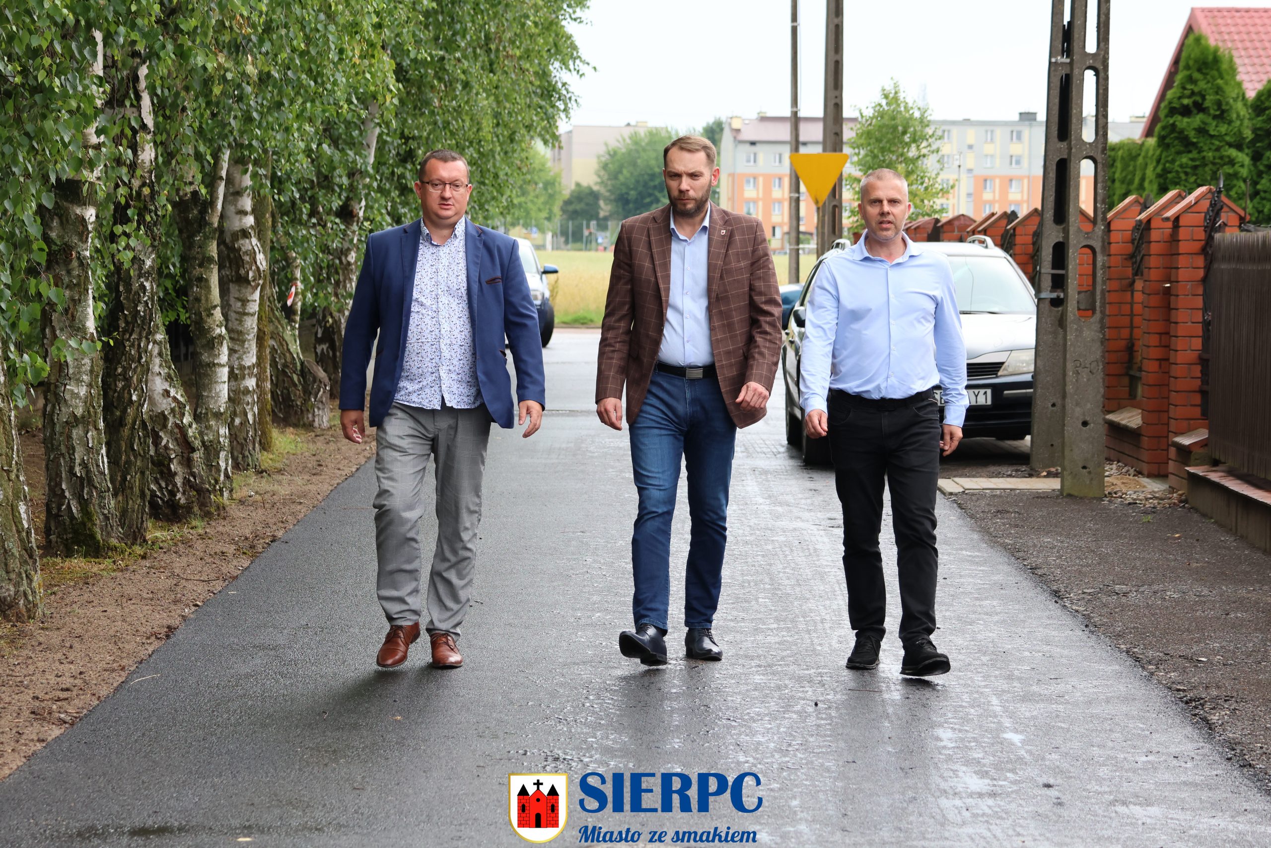 Na zdjęciu widoczny Piotr Nowakowski Zastępca Burmistrza Miasta Sierpca, wraz z Dariuszem Siecińskim Radnym Rady Miejskiej Sierpca oraz Bogdan Ciemiecki Naczelnik Wydziału Inwestycji i Remontów Urzędu Miejskiego, którzy wizytują na nowo wykonanej inwestycji.