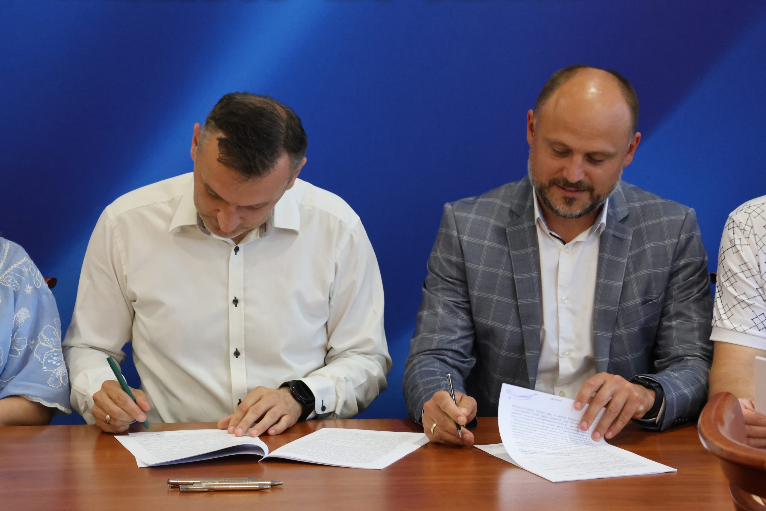 Zdjęcie z podpisania umowy na budowę boiska wielofunkcyjnego przy Szkole Podstawowej nr 3 w Sierpcu. Na zdjęciu widoczny Burmistrz Miasta Sierpca i Wykonawca zadania.