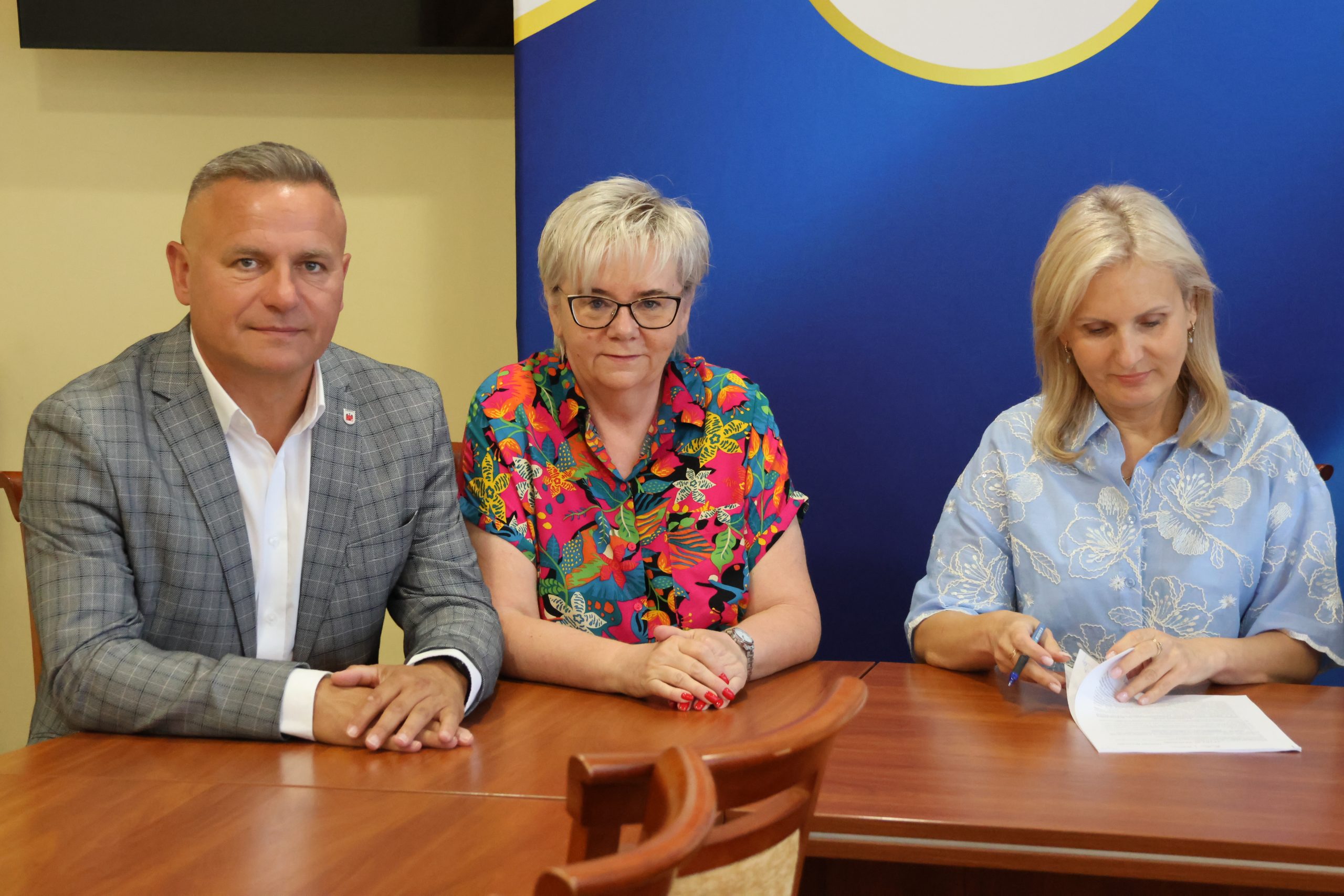 Zdjęcie z podpisania umowy na budowę boiska wielofunkcyjnego przy Szkole Podstawowej nr 3 w Sierpcu. Na zdjęciu widoczna Katarzyna Joniak Skarbnik Miejski, Dyrektor Szkoły Podstawowej nr 3  oraz Waldemar Frydrychowicz Radny Rady Miejskiej Sierpca