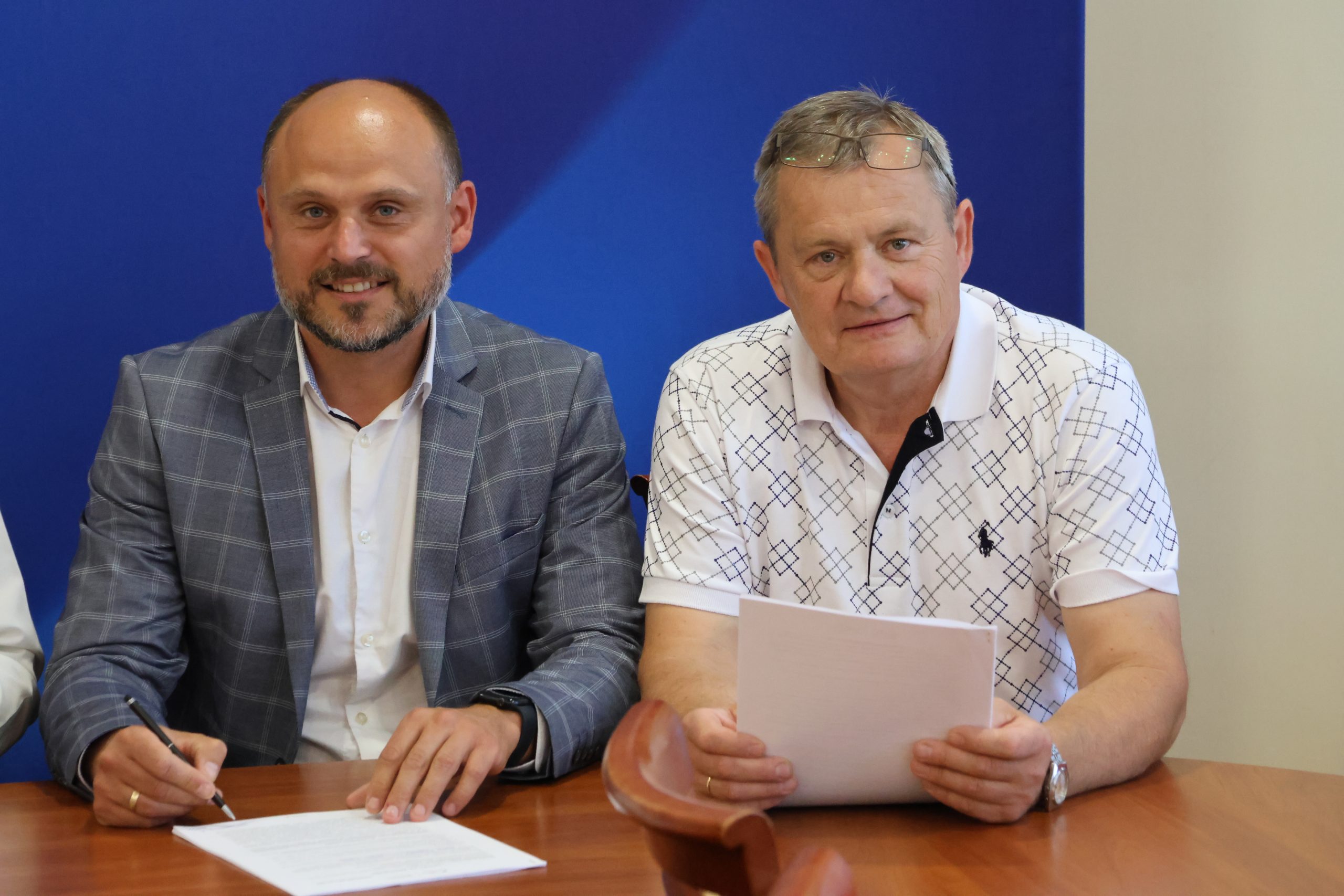 Zdjęcie z podpisania umowy na budowę boiska wielofunkcyjnego przy Szkole Podstawowej nr 3 w Sierpcu. Na zdjęciu widoczny Burmistrz Miasta Sierpca, Wykonawca zadania, Skarbnik Miejski, dyrektor Szkoły Podstawowej nr  3 w Sierpcu oraz Radni Rady Miejskiej Sierpca: Zbigniew Długokęcki i Waldemar Frydrychowicz.