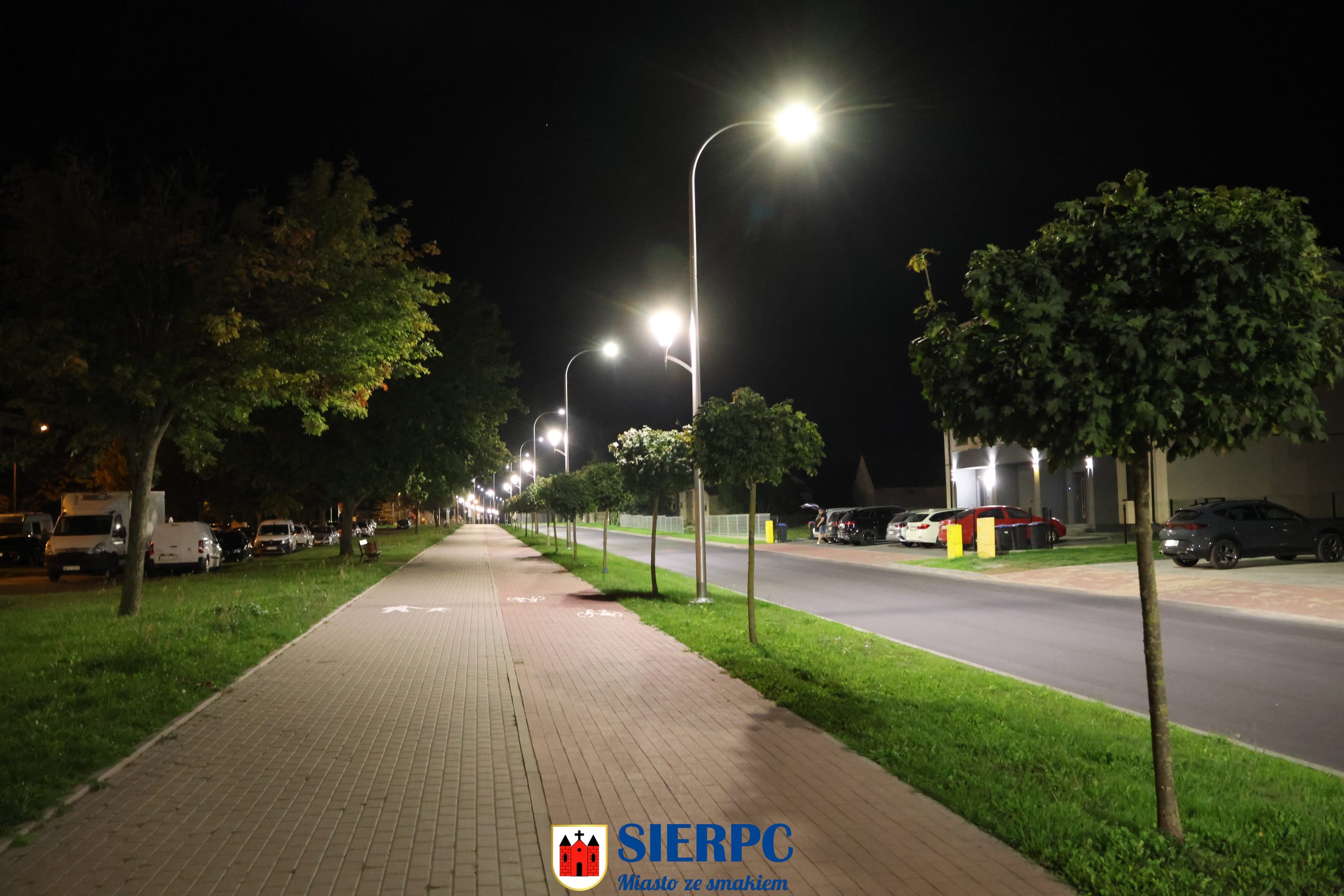 Widok na oświetloną ulicę Wincentego Witosa w Sierpcu.