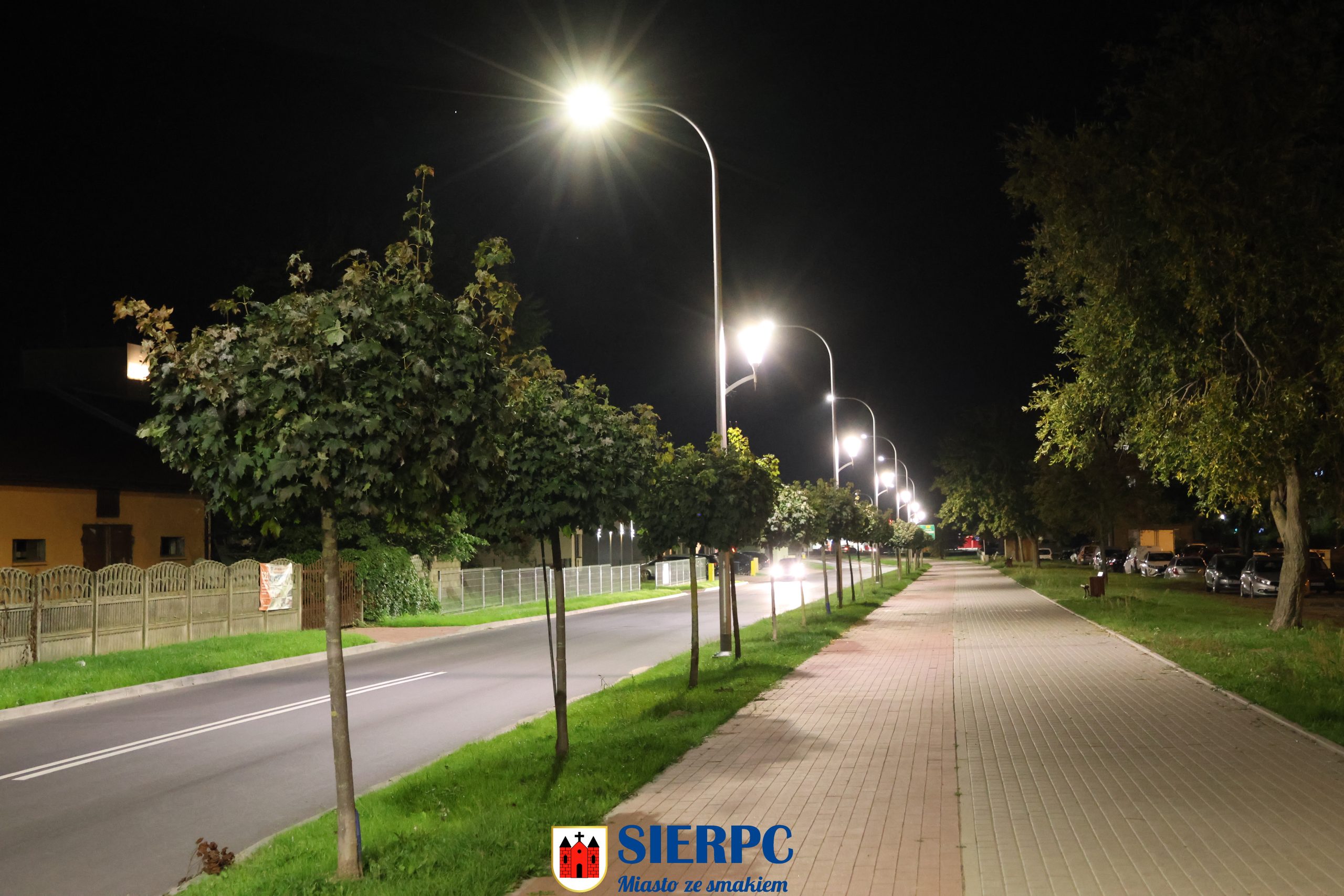 Widok na oświetloną ulicę Wincentego Witosa w Sierpcu.