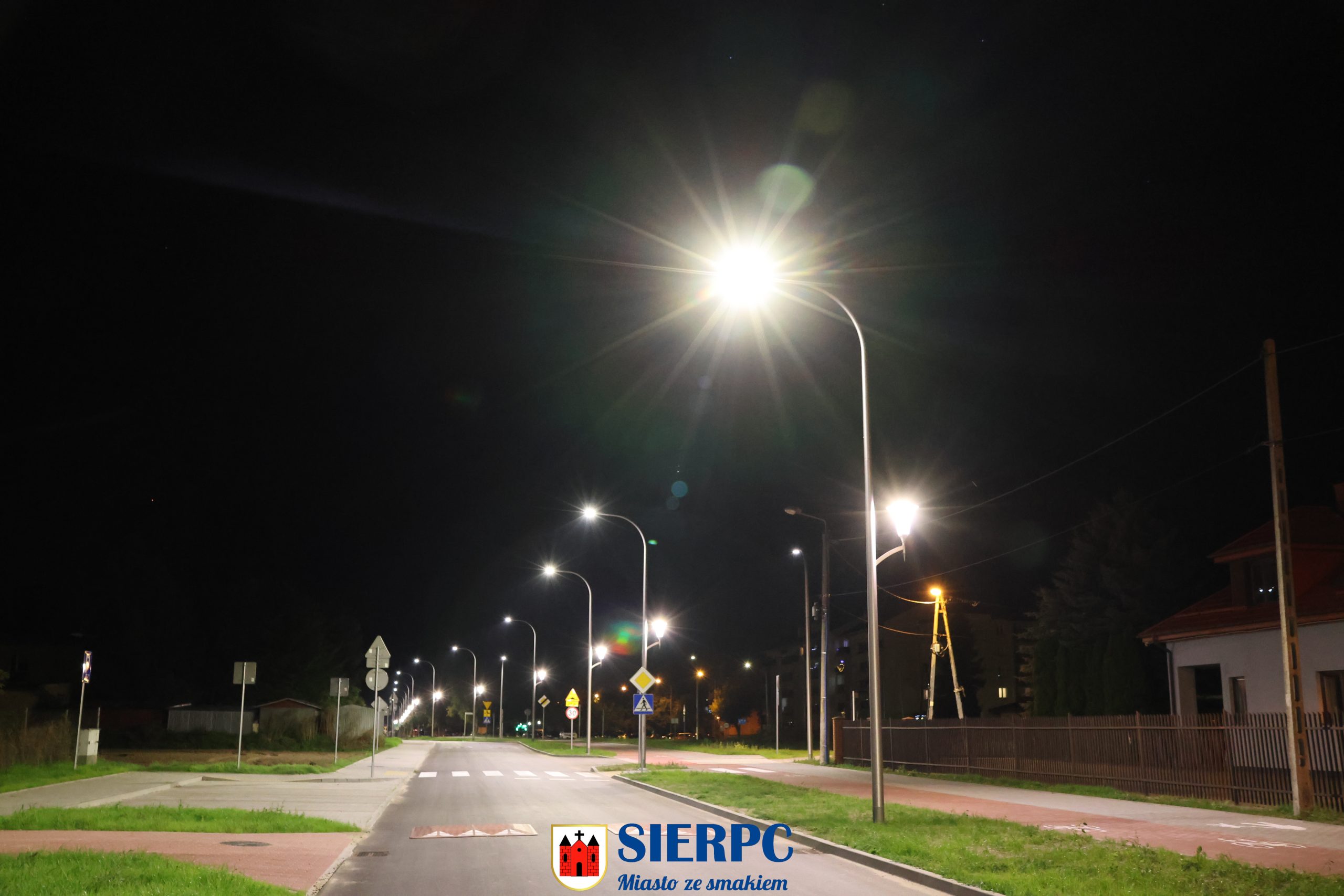 Widok na oświetloną ulicę Wincentego Witosa w Sierpcu.