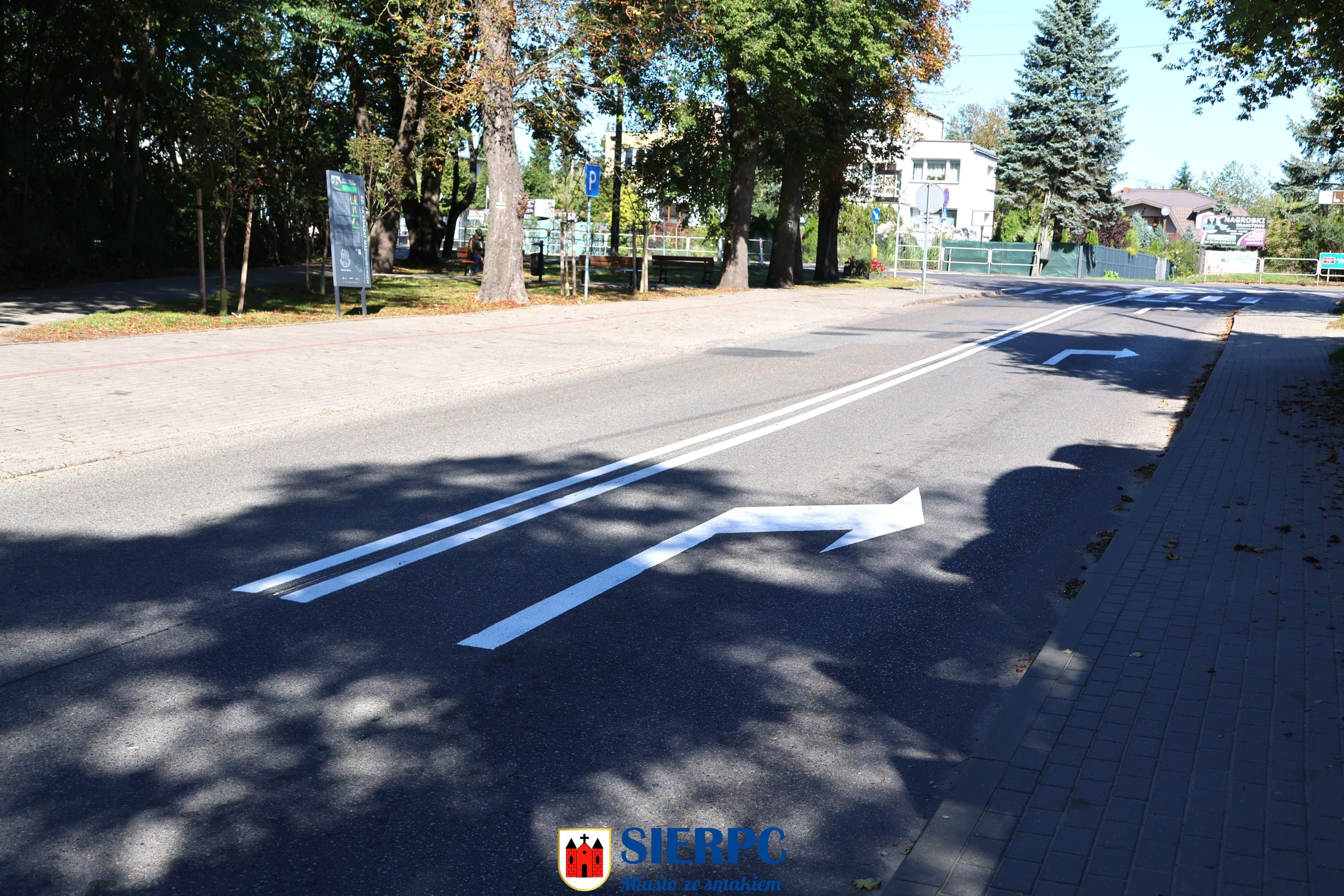 Zdjęcie przedstawiające fragment ul. Wojska Polskiego przy wyjeździe na drogę krajową nr 10 - nowe oznakowanie poziome i pionowe - nakaz jazdy w prawo.