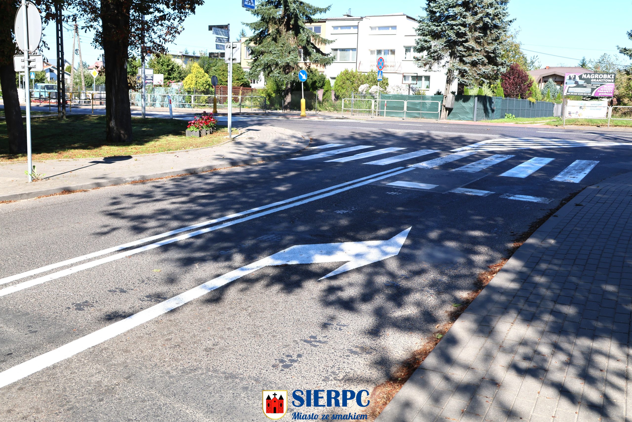 Zdjęcie przedstawiające fragment ul. Wojska Polskiego przy wyjeździe na drogę krajową nr 10 - nowe oznakowanie poziome i pionowe - nakaz jazdy w prawo.