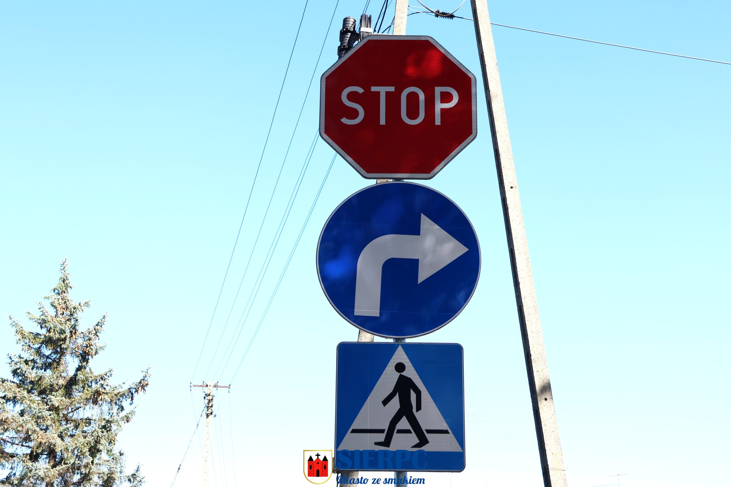 Zdjęcie przedstawiające fragment ul. Wojska Polskiego przy wyjeździe na drogę krajową nr 10 - nowe oznakowanie poziome i pionowe - nakaz jazdy w prawo.