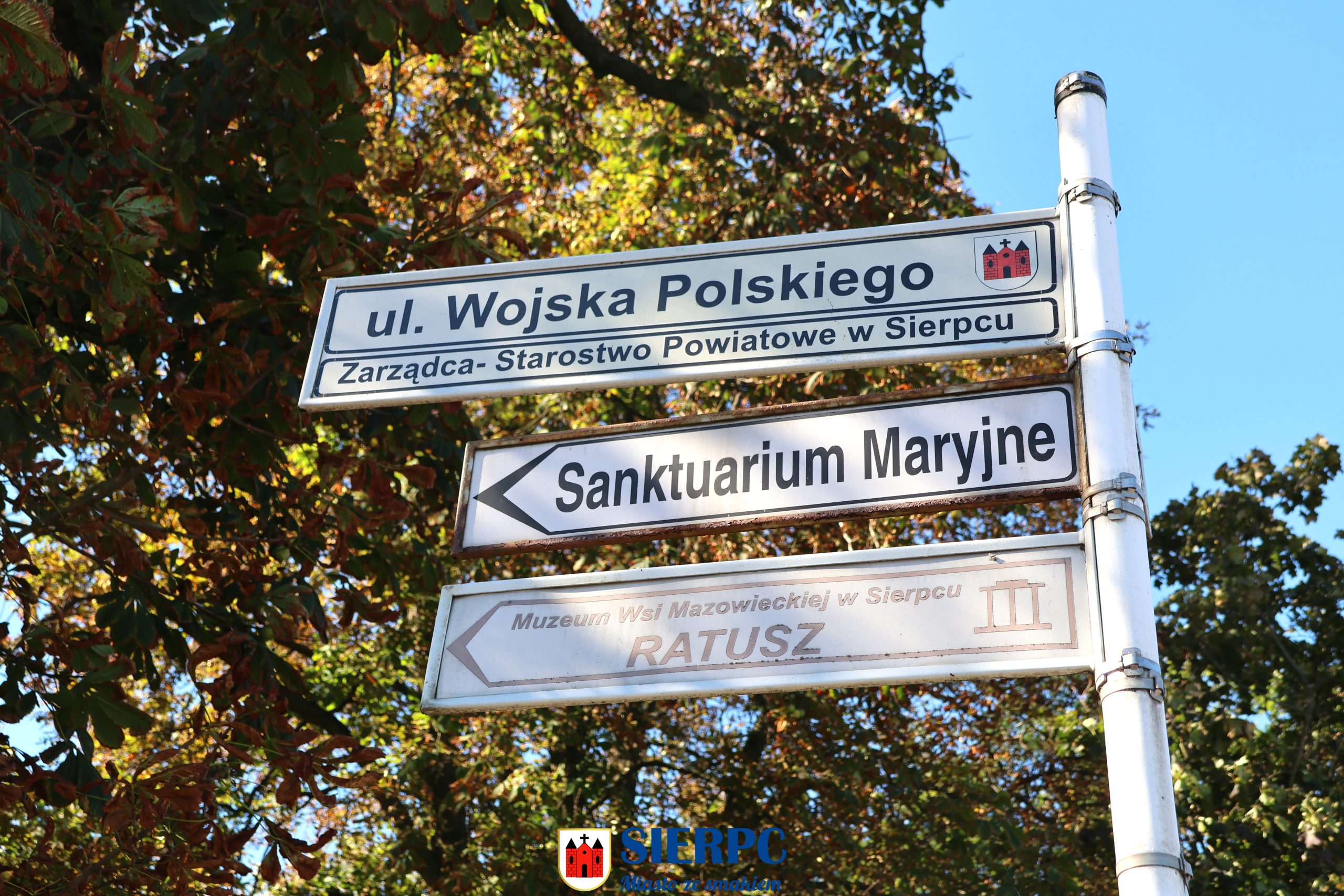 Zdjęcie przedstawiające fragment ul. Wojska Polskiego przy wyjeździe na drogę krajową nr 10 - nowe oznakowanie poziome i pionowe - nakaz jazdy w prawo.