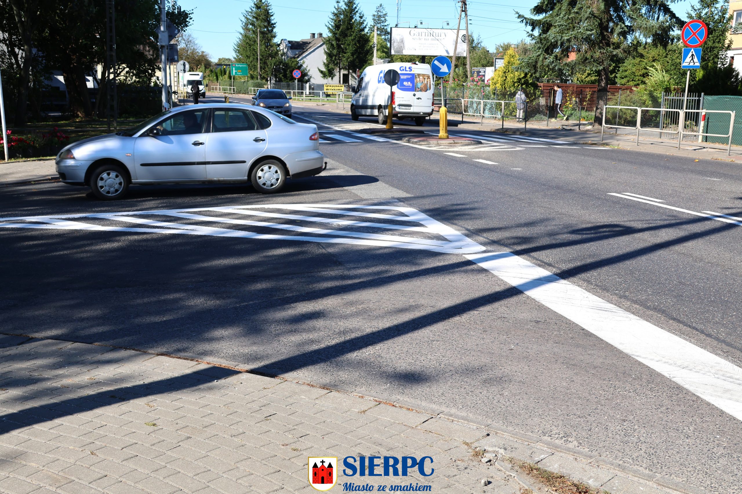 Zdjęcie przedstawiające fragment ul. Wojska Polskiego przy wyjeździe na drogę krajową nr 10 - nowe oznakowanie poziome i pionowe - nakaz jazdy w prawo.