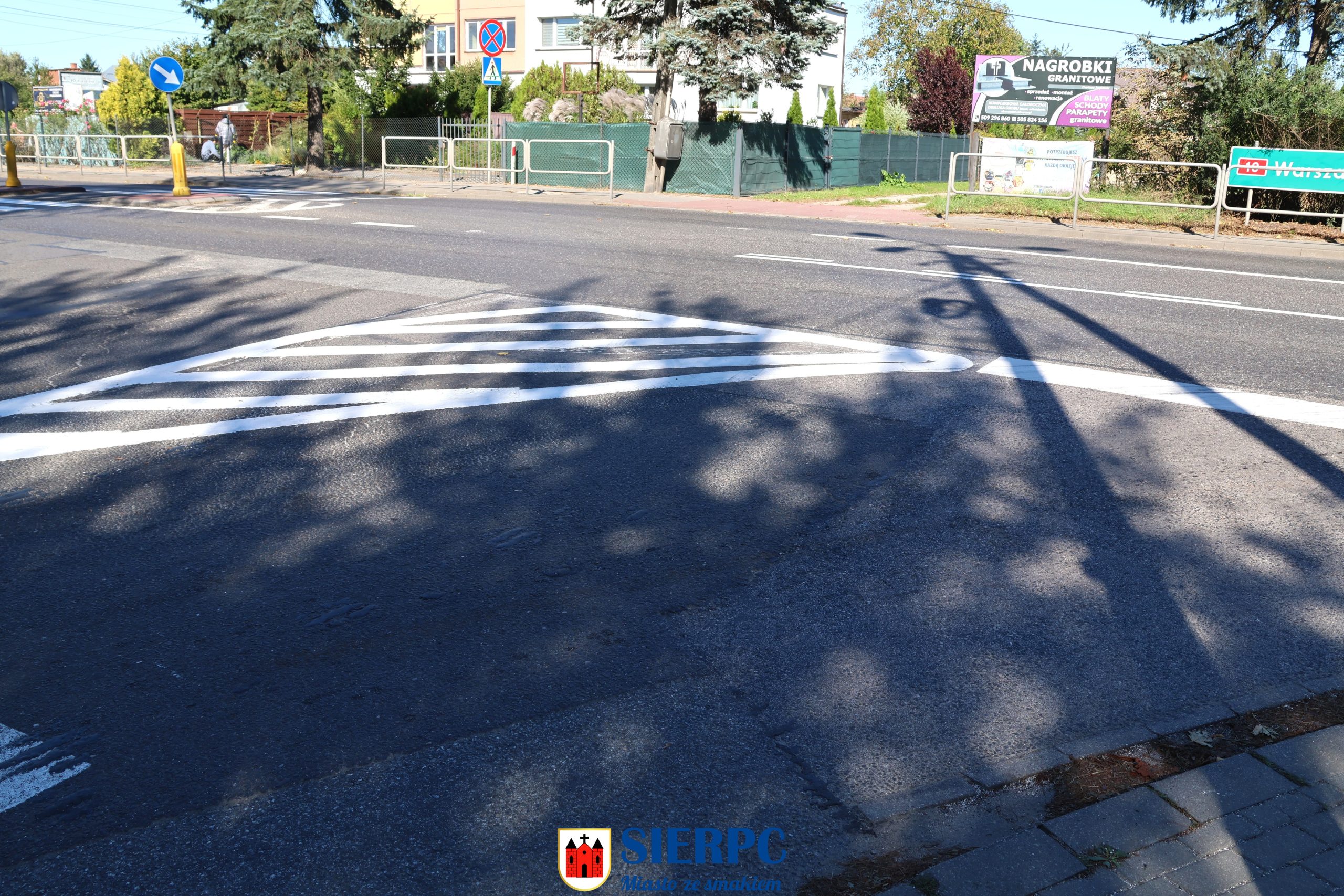 Zdjęcie przedstawiające fragment ul. Wojska Polskiego przy wyjeździe na drogę krajową nr 10 - nowe oznakowanie poziome i pionowe - nakaz jazdy w prawo.