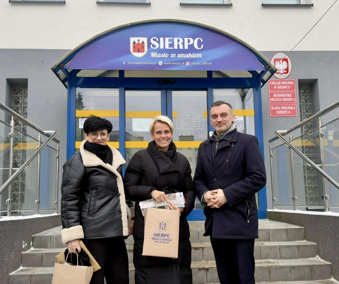 Zdjęcie wykonane przez Urzędem Miejskim w Sierpcu. Na zdjęciu widoczne 3 osoby, dwie kobiety i mężczyzna.