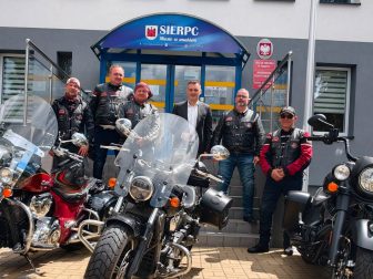 Grupa motocyklistów przed budynkiem Urzędu Miejskiego w Sierpcu
