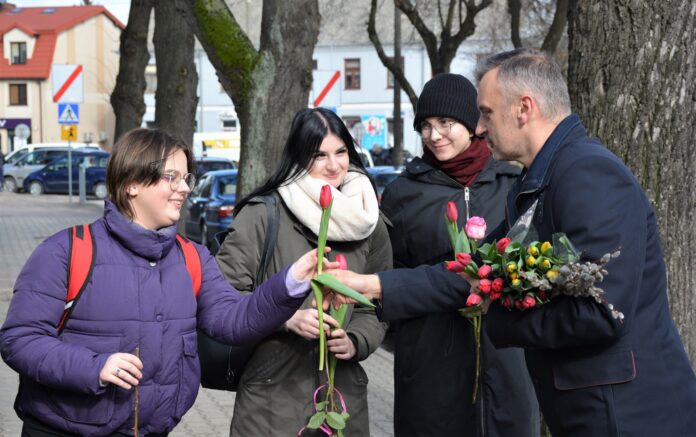 Na zdjęciu Burmistrz Miasta Sierpca wręczający kwiaty sierpczankom. 