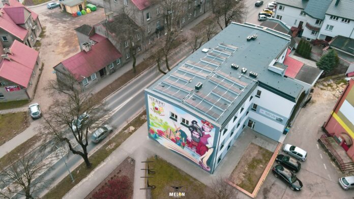 Zdjęcie - widok z drona na budynek Miejskiej Biblioteki Publicznej im. Z. Nałkowskiej w Sierpcu
