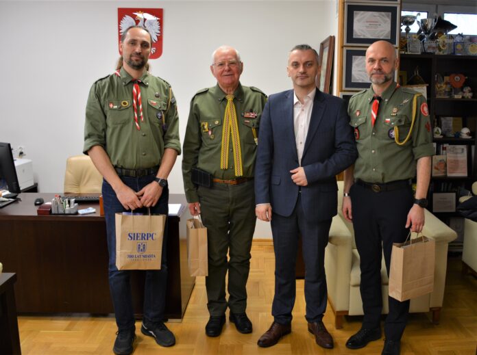 Na zdjęciu widoczny Burmistrz Sierpca wraz z przedstawicielami Związku Harcerstwa Polskiego.