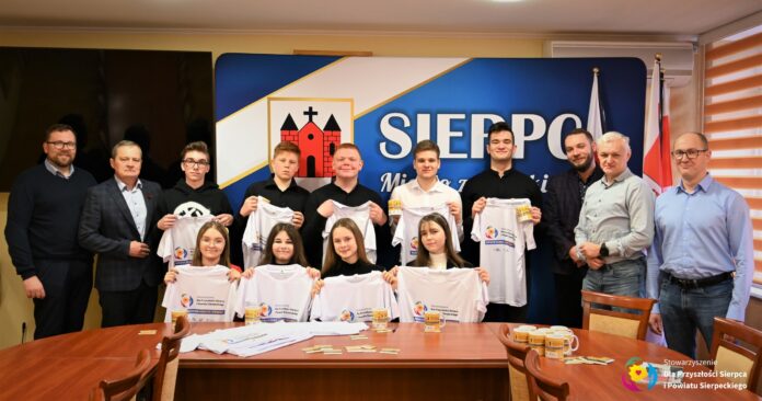 Zdjęcie grupowe uczestników projektu Młodzi dla Przyszłości Sierpca wraz z radnymi rady Miejskiej Sierpca oraz Zastępcą Burmistrza Piotrem Nowakowskim.