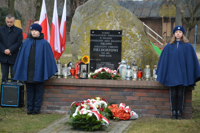 Na pierwszym planie widoczni uczniowie I Prywatnej Szkoły Podstawowej w Sierpcu pełniący wartę przy pomniku generała Augusta Fieldorfa "Nila".