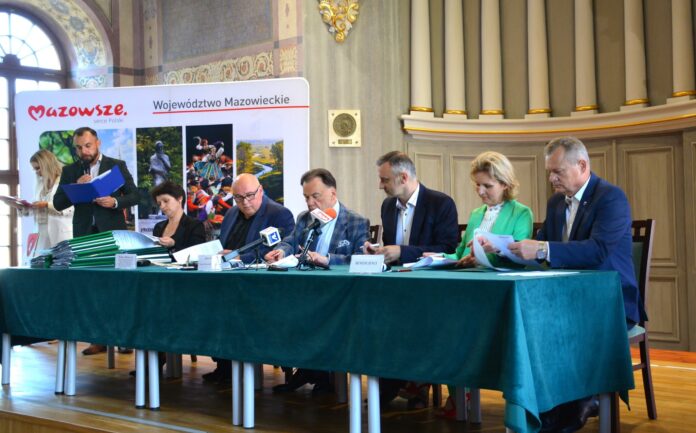 Na zdjęciu widoczni przedstawiciele Samorządu Województwa Mazowieckiego oraz Miasta Sierpca podpisujący umowy na realizację zadań z programów wsparcia.