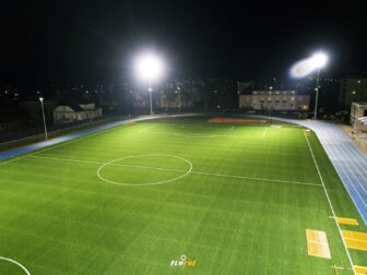 Na zdjęciu widoczny widok z drona na stadion miejski w Sierpcu