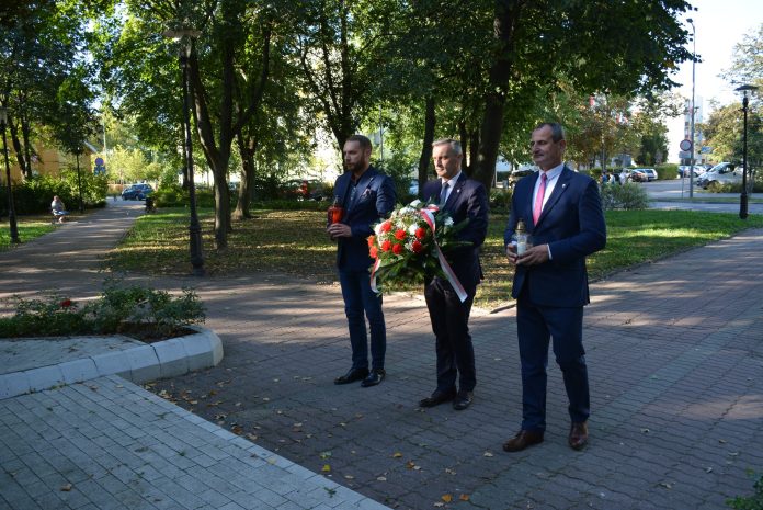 Na zdjęciu widoczne 3 osoby, od lewej: Zastępca Burmistrza Piotr Nowakowski, Burmistrz Jarosław Perzyński, Przewodniczący Dariusz Malanowski.
