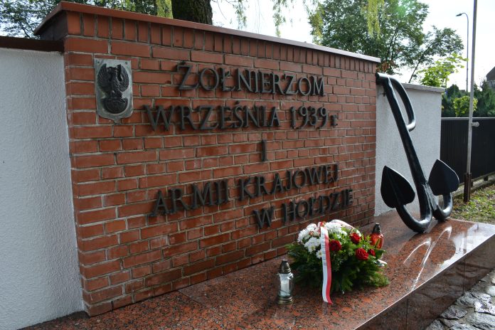 Na zdjęciu widoczny pomnik poświęcony pamięci Żołnierzom Września 1939 r. i Armii Krajowej, który znajduje się przy Szkole Podstawowej nr 2 w Sierpcu.