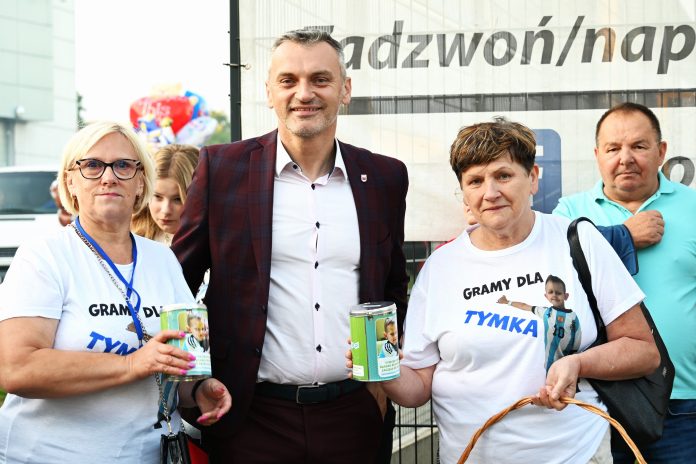 Wspólna fotografia Burmistrza miasta Sierpca wraz z dwoma Wolontariuszkami akcji "Gramy dla Tymka".
